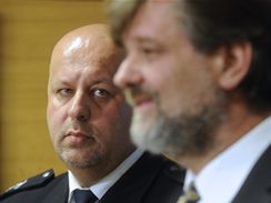 Policejn prezident Petr Lessy a ministr vnitra Jan Kubice.