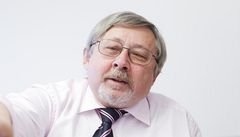   Pavel Dvoák, pedseda Rady eského telekomunikaního úadu ve své pracovn, prosinec 2011  