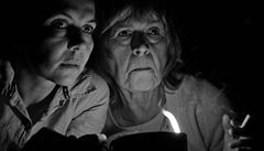 �í je to m�sto? Kristina Mad�ri�ová a Marie Spurná v inscenaci Kolonie 