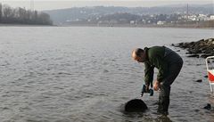 Extrémn nízká hladina eky Rýn stojí za doslova maratonem nmeckých pyrotechnik, kteí znekodují jednu nalezenou bombu z druhé svtové války za druhou.