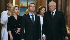 eský prezident Václav Klaus s manelkou Livií (druhá zprava) si 7. prosince prohlédli s ruským prezidentem Dmitrijem Medvedvem a jeho manelkou Svtlanou Medvedvovou (vlevo) knihovnu Strahovského klátera.