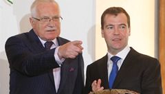 Václav Klaus (vlevo) a Dimitrij Medvedv na tiskové konferenci v Praze.