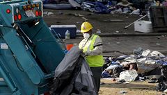 Po demonstrantech z hnutí Okupujte Wall Street zstalo v parku ped losangeleskou radnicí tém 30 tun odpadk.