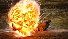 Nejv�t�í hrozbou jsou improvizovaná výbu�ná za�ízení na cestách. Tisícovky m�sí�n� jich sice vojáci odhalí, ale �adu z nich pozd�. A� ve chvíli, kdy vybuchnou pod autem.