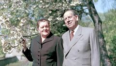 Marie Zápotocká s manelem Antonínem v zahradách Praského hradu, jaro 1954 