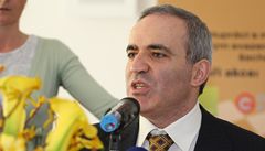 Garri Kasparov na tiskové konferenci v Hluboké nad Vltavou v roce 2008