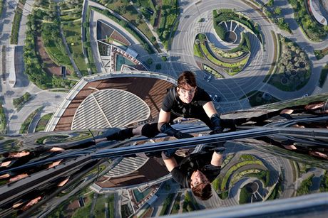 Kdy mrakodrap, tak nejvyí. Ethan Hunt (Tom Cruise) si ve filmu zaplhá po mrakodrapu Burd Chalífa v Dubaji - nejvyí budov svta.