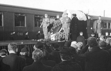 Smutení vlak s rakví prezidenta Tomáe Garrigua Masaryka. Pohben byl v Lánech.