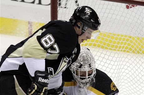 Kapitán hokejist Pittsburghu Penguins Sydney Crosby v zápase NHL proti Bostonu Bruins