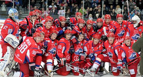 Mladí hokejisté nového týmu ruského Lokomotivu Jaroslavl. Jejich pedchdci zemeli pi letecké tragédii