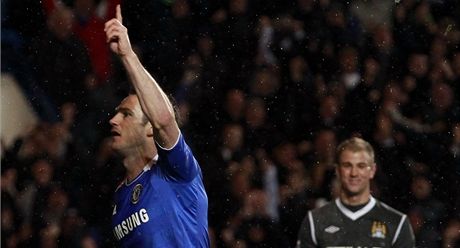 Fotbalista Chelsea Frank Lampard slaví gól z penalty, kterým rozhodl zápas anglické ligy proti Manchesteru City 