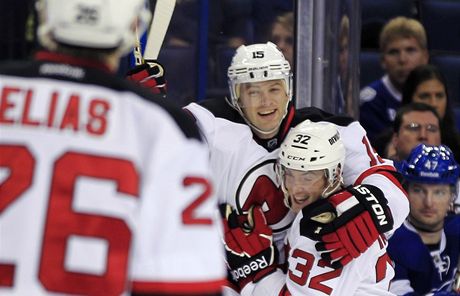 eský hokejista ve slubách New Jersey Devils Petr Sýkora (uprosted) se raduje z gólu v zápase NHL proti Tamp.  