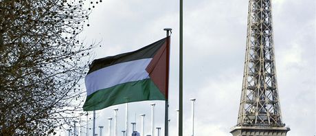 Ped sídlem UNESCO v Paíi vlaje palestinská vlajka. Práv vstup Palestiny do UNESCO byl píinou, pro Spojené státy pestaly platit lenské píspvky 