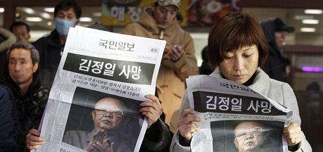 Jihokorejci si tou v novinch, e Kim ong-il je mrtv.