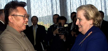 Americk ministryn zahrani Madeleine Albrightov se zdrav s Kimem na snmku z roku 2000
