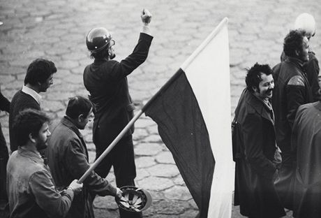 Výjimečný stav znamenal konec legálního fungování nezávislých odborů Solidarita a na téměř deset let konec úsilí Poláků o změnu totalitního režimu. Na fotografii protestující ve Varšavě. 