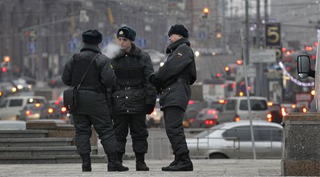 Policejní hlídky pro jistotu hlídají i Rudé námstí v Moskv