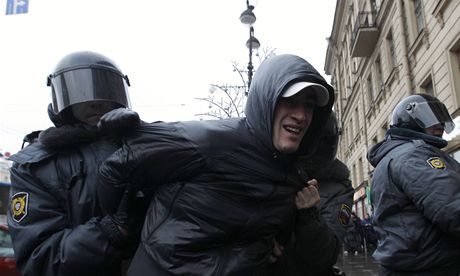 Policisté se vrhají na jednoho z aktivist v Petrohrad. 