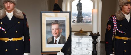 Exprezident Václav Havel zemel  v nedli 18. 12. ve vku 75 let. Na Praském hrad byla vyvena erná vlajka a lidé pináeli k jeho vystavenému portrétu kvtiny. 