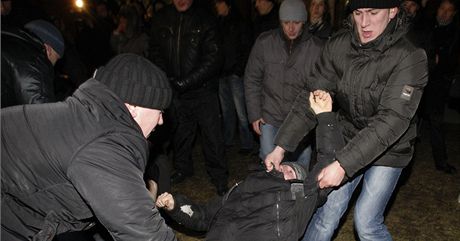 Blorutí policisté v civilu zatýkají demonstrující obany (ilustraní).