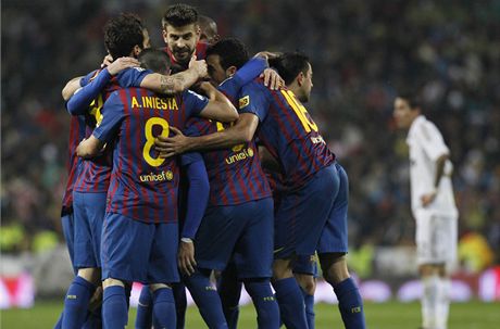 Fotbalisté Barcelony slaví branku