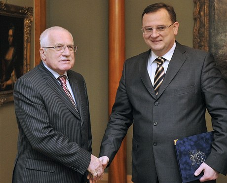 Prezident republiky Václav Klaus (vlevo) pijal na Praském hrad pedsedu vlády Petra Nease (vpravo) a pevzal od nj demisi ministra kultury Jiího Bessera. O keslo ve vlád nkdejí berounský starosta piel kvli pípadu s financováním 