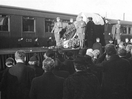 Smutení vlak s rakví prezidenta Tomáe Garrigua Masaryka. Pohben byl v Lánech.