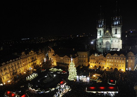 Tradiční vánoční strom na Staroměstském náměstí v Praze tentokrát pochází z Kladenska. 