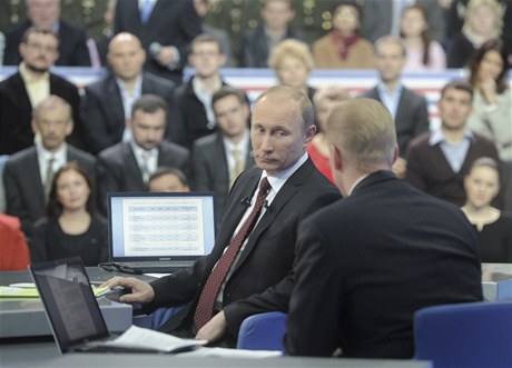 Ruský premiér Vladimir Putin v pímém televizním penosu debatuje se spoluobany.