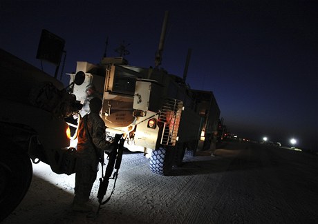 Poslední kolona amerických voják opoutí Irák na kuvajtské hranici.