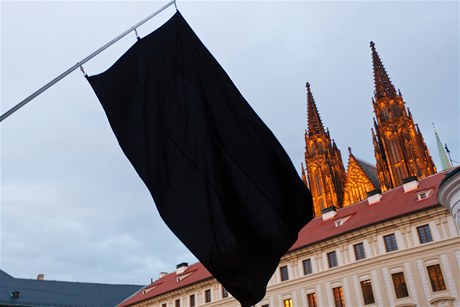Smuteční vlajka na Pražském hradě