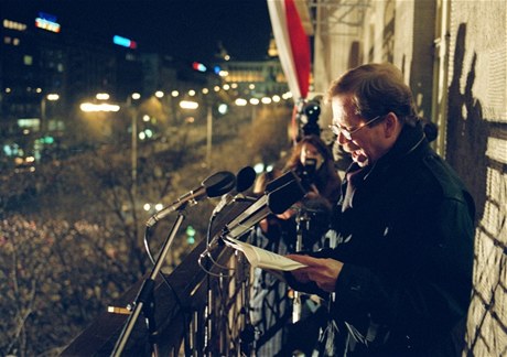 Prezident republiky Václav Havel hovoí k úastníkm manifestace, kteí mu 19.listopadu 1991 pili vyjádit podpori na Václavské námstí v Praze.