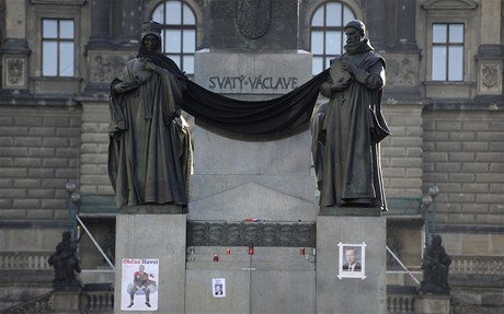 erné sukno na soe sv. Václava na Václavském námstí, kam nadále picházejí lidé uctít památku zesnulého bývalého prezidenta Václava Havla.