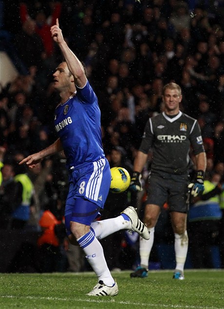 Fotbalista Chelsea Frank Lampard slaví gól z penalty, kterým rozhodl zápas anglické ligy proti Manchesteru City 