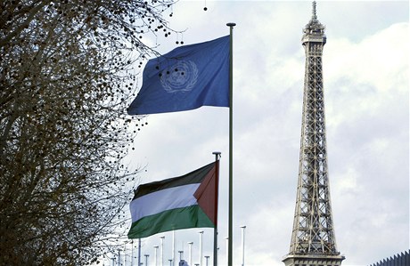 Ped sídlem UNESCO v Paíi vlaje palestinská vlajka. Práv vstup Palestiny do UNESCO byl píinou, pro Spojené státy pestaly platit lenské píspvky 