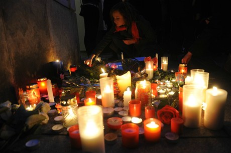 Lidé se svíkami a kvtinami picházejí na Praský hrad uctít památku bývalého prezidenta Václava Havla.