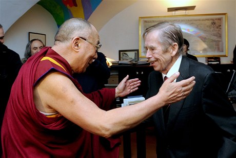 Václav Havel se setkal s dalajlamou.