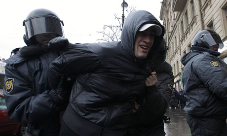 Policisté se vrhají na jednoho z aktivist v Petrohrad. 