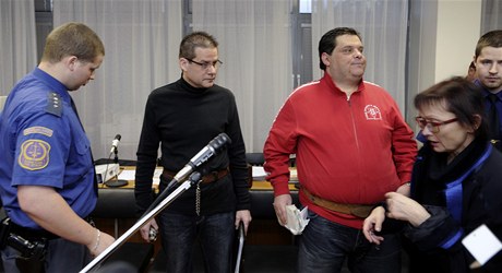 Policie úadovala v ROPu Severozápad nkolikrát. Jeho nkdejí éf Petr Kunierz (druhý zleva) skonil a u soudu.