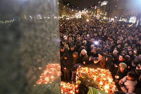 Tisíce lidí pily zapálit svíkyna pietní shromádní za zesnulého exprezidenta Václava Havla na Václavské námstí v Praze u pomníku sv.Václava.