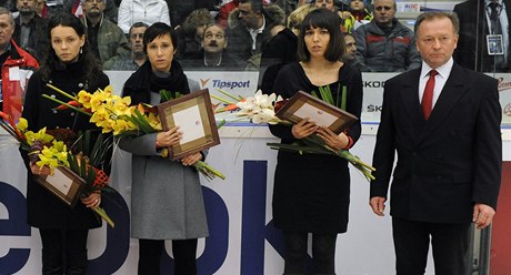 Do Sn slvy eskho hokeje se zaadili in memoriam Jan Marek, Karel Rachnek a Josef Vaek. Zleva Prezident SHL Tom Krl , Miroslav Kluc, vdova po Janu Markovi Lucie, vdova po Karlu Rachnkovi Kateina, sestra Josefa Vaka Markta, Ji Krlk.