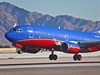 Boeing 737 aerolinek Southwest Airlines pistává v Las Vegas