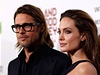 Na americk premie. Reisrka Angelina Jolie s manelem Bradem Pittem.