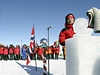 Norský premiér Jens Stoltenberg na nejjinjím bod planety odhalil bustu slavného polárníka Roalda Amundsena vytesanou z ledu.