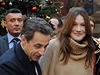 Manelka prezidenta Nicolase Sarkozyho pila na recepci ve volném svetru béové barvy.