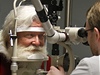 Santa Claus láká dti k tomu, aby si vyetily oi na Southern College of Optometry  ve mst Memphis v Tennessee.