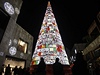 Symbolem Libanonu je cedr, vánoní strom v metropoli je ale umlý pestrobarevný kuel s nápisy v mnoha jazycích.