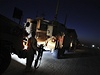 Poslední kolona amerických voják opoutí Irák na kuvajtské hranici.