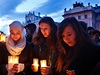 Lidé pináejí svíky a kvtiny na Praský hrad.