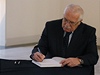 Václav Klaus podepsalna Pražském hradě kondolenční listiny k úmrtí bývalého prezidenta Václava Havla. 
